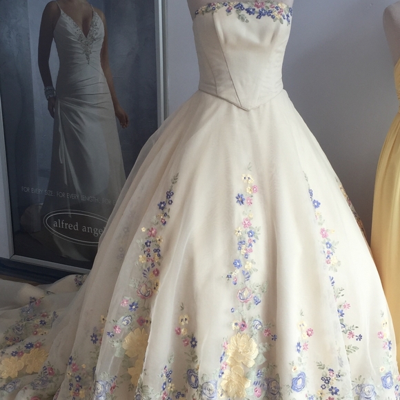 ISO Disney fairytale wedding 252 with multicolor flowers - Picture 2 of 4